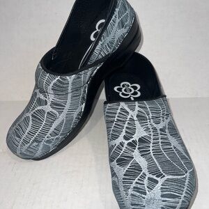 SANITA Black and Gray Clogs NWOT 👩🏾‍⚕️